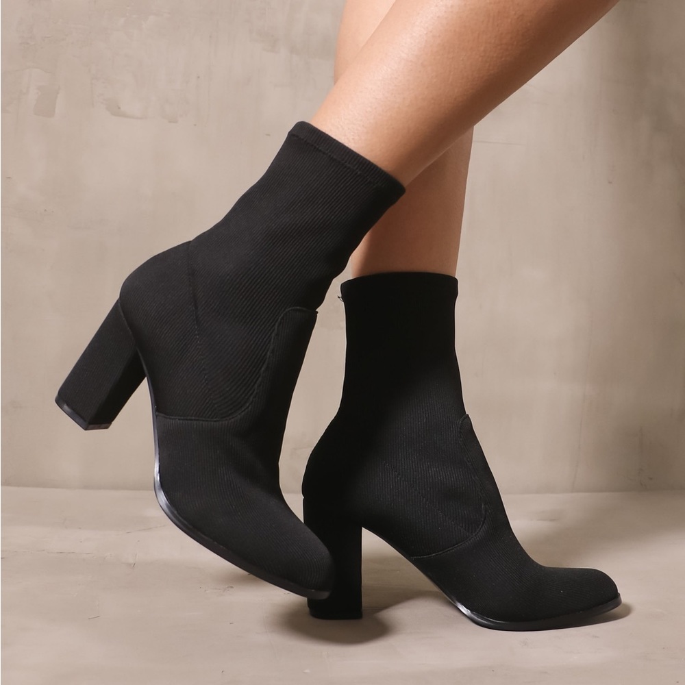 NWT Comfortable Black Heeled Ankle Boot